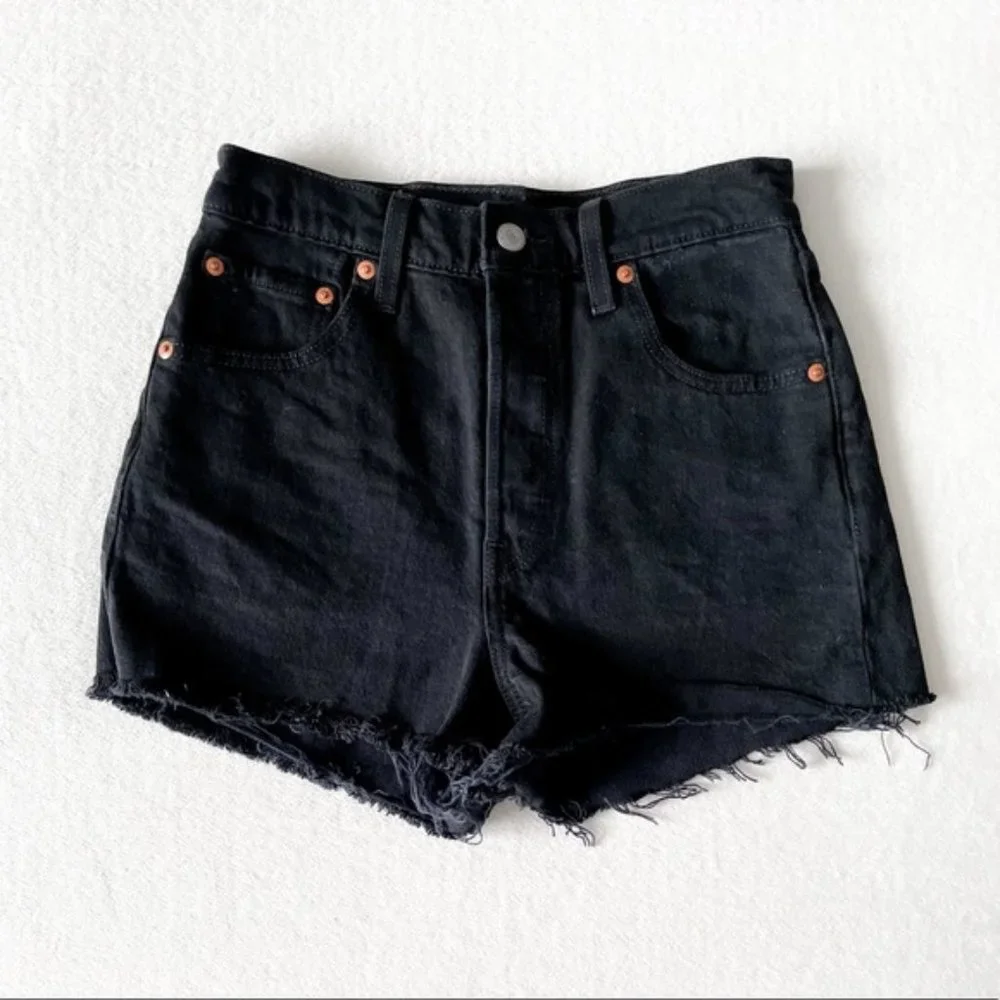 Levi’s Ribcage Short - Picture 3 of 10